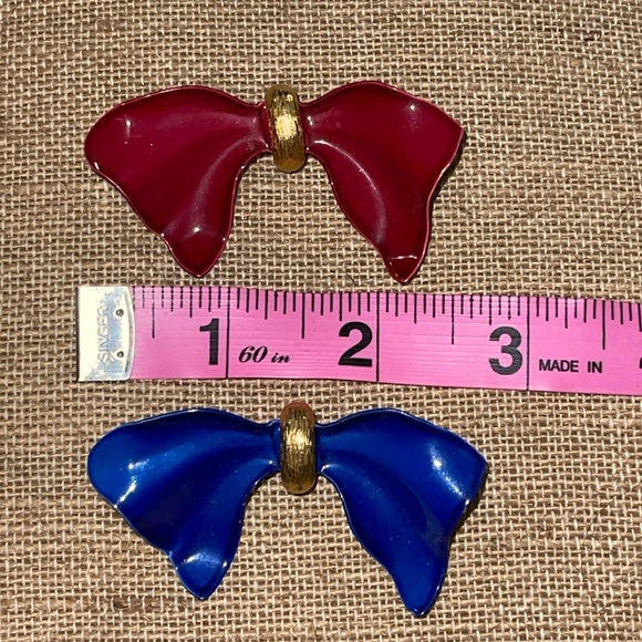 Vintage 70’s (2) Bow Pins Brooches Jewelry Great Condition Red Blue Gold - Picture 4 of 9